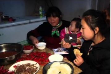 بالفيديو .. صينى ياكل 2 كيلو فلفل حار يوميا