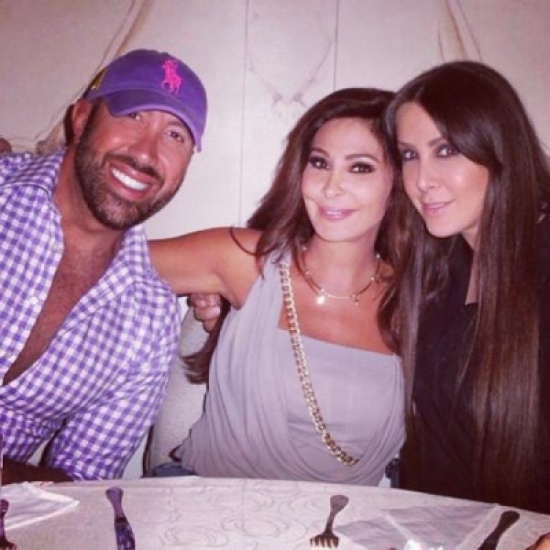 اليسا تحتفل بـ"حالة حب" مع أصدقائها.. بالصور اليسا تحتفل بـ"حالة حب" مع أصدقائها.. بالصور
