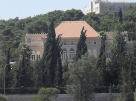 اعتصام يطالب بالإفراج عن الحيصة امام الديوان الملكي اعتصام يطالب بالإفراج عن الحيصة امام الديوان الملكي