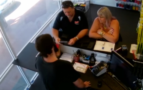 بالفيديو: مجدداً .. هاتف أيفون ينفجر في يد صاحبه