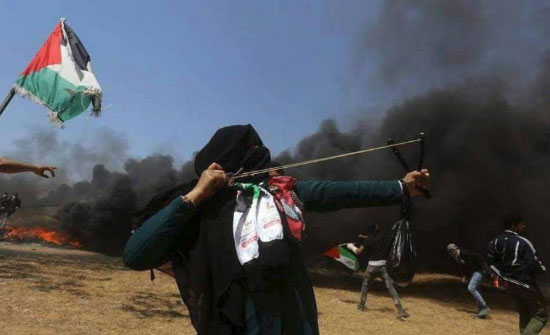 غزة : المرأة الفلسطينية تجترح المعجزات في جمعة جديدة من مسيرات العودة غزة : المرأة الفلسطينية تجترح المعجزات في جمعة جديدة من مسيرات العودة