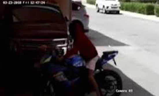 لحظة سرقة لص دراجة نارية من أمام منزل صاحبها (فيديو) لحظة سرقة لص دراجة نارية من أمام منزل صاحبها (فيديو)