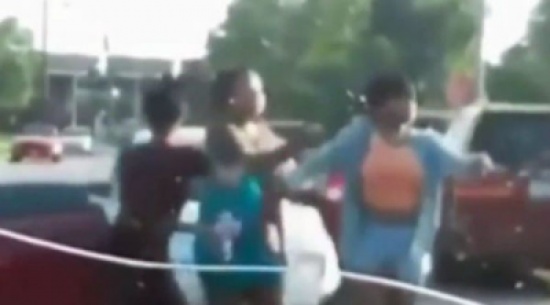 شاهد.. سيارة تصدم نساء يتشاجرن في الشارع