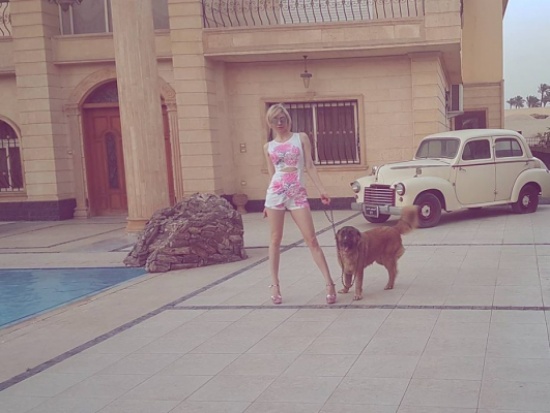 مع من تعيش ميريام كلينك في فيلتها في مصر؟