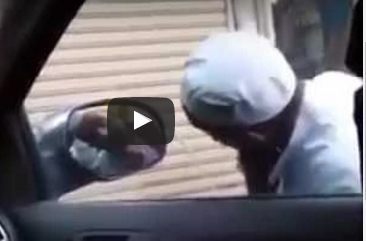 بالفيديو.. رد فعل رجل يحلق ذقنه في مرآة سيارة بداخلها أشخاص