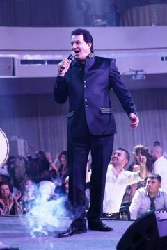 شاب يفاجئ محمد إسكندر على المسرح ليطلب يد حبيبته.. بالصور شاب يفاجئ محمد إسكندر على المسرح ليطلب يد حبيبته.. بالصور