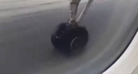فيديو: لحظة انفجار عجلة طائرة ركاب أثناء إقلاعها