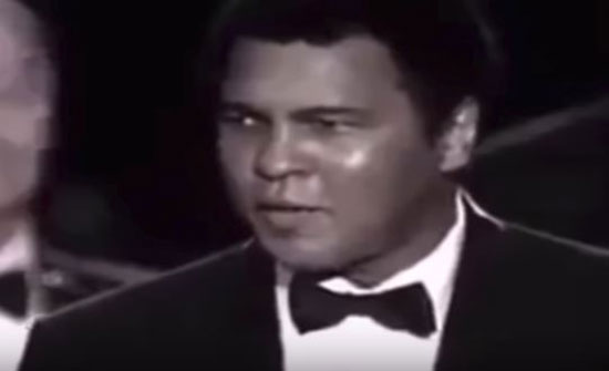 أكثر مقطع مؤثر لمحمد علي كلاي في حياته عندما حاول المذيع أن يهينه فرد بجواب يبكي الصخر