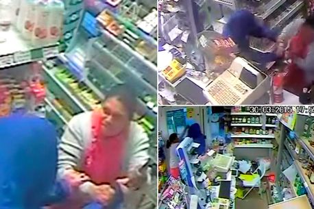 شاهد.  سيدة تتغلب على لص مسلح بركله خارج المتجر