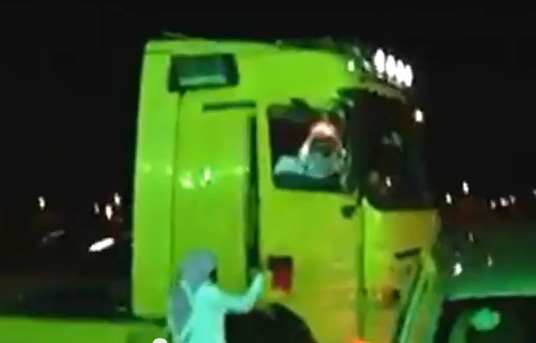 عريس يحضر الى حفل زفافه بشاحنة