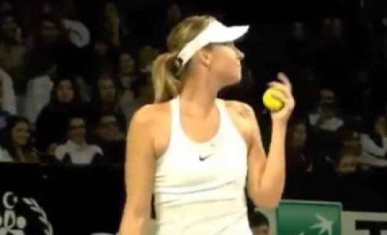 شاهد: مشجع يفاجئ شارابوفا بطلب الزواج خلال مباراتها بإسطنبول