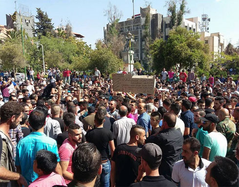 بالفيديو والصور: المئات يعتصمون بالسويداء للمطالبة بإقالة محافظها بالفيديو والصور: المئات يعتصمون بالسويداء للمطالبة بإقالة محافظها