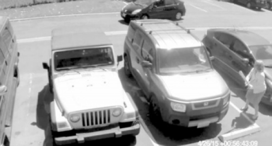 ماذا فعلت عجوز بشاب استولى على مكان سيارتها