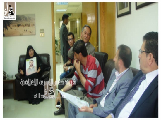 النائب عويس يتسلم رسالة من اهالي الاسرى