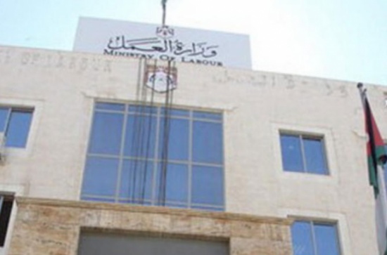 الخصاونة يفتتح معرضا تشغيليا في نادي شباب الحسين