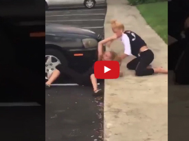 رد فعل المارة على فتاة تلقن أخرى «علقة ساخنة» في الشارع