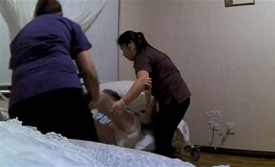 ممرضتان تسحبان عجوزا تسعينية من شعرها في دار رعاية.. فيديو ممرضتان تسحبان عجوزا تسعينية من شعرها في دار رعاية.. فيديو