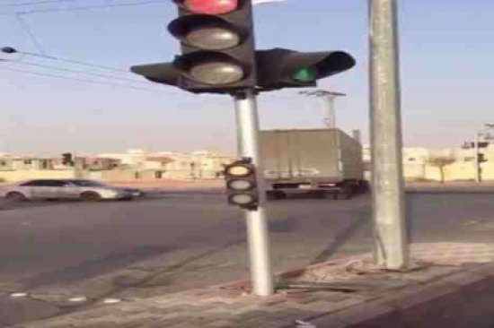 فيديو: سائق شاحنة يعكس السير ويقطع الإشارة