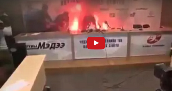 وزير منغولي يحرق نفسه على الهواء مباشرة !