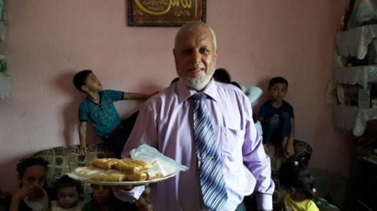 نجاح طالب توجيهي لديه 30 حفيداً في غزة نجاح طالب توجيهي لديه 30 حفيداً في غزة