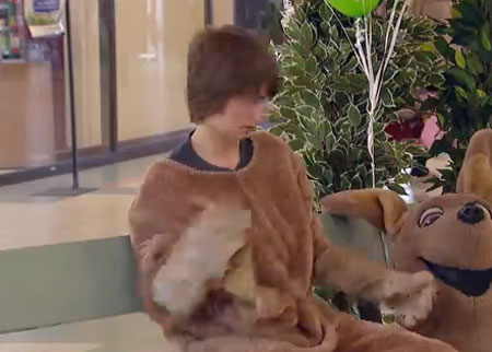 الولد والدمية الغريبة