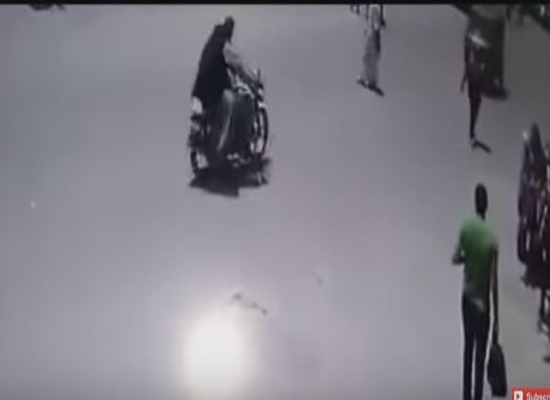 بالفيديو: سيارة صغيرة تختطف حقيبة امرأة ويسقطها أرضا