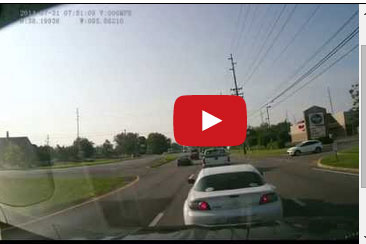 سيارة تقطع إشارة المرور وتتسبب بحادث