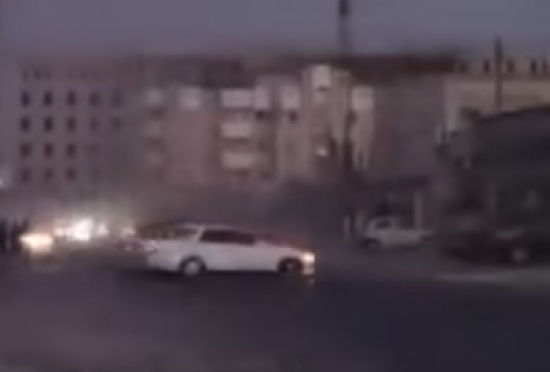 بالفيديو: متهور يمارس التفحيط يفقد سيطرته على السيارة ويدهس عدد كبير من الجمهور