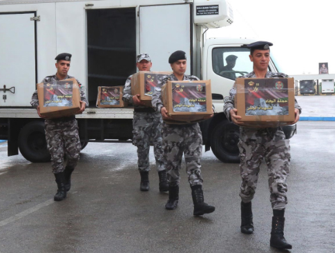 قوات الدرك توزع طرود الخير بالمفرق