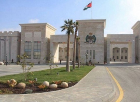 الامن يحقق بفيديو يظهر شرطيا يقوم بتصوير مواطنين بأحد المطاعم الامن يحقق بفيديو يظهر شرطيا يقوم بتصوير مواطنين بأحد المطاعم