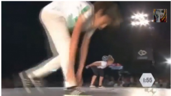 لاعبة جزائرية تُقارع "ميسي" و"رونالدو" بالمهارات