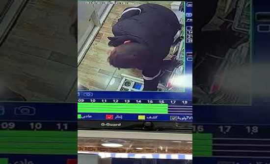 فيديو : شاهد سرقة محل هواتف خلوية في الزرقاء