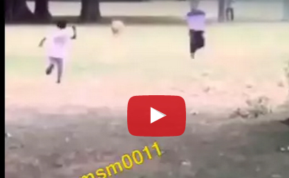 شاهد.. طفل يفزع مع اخوه