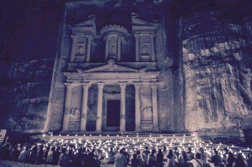 اضاءة خزنة البترا باللون الابيض اضاءة خزنة البترا باللون الابيض