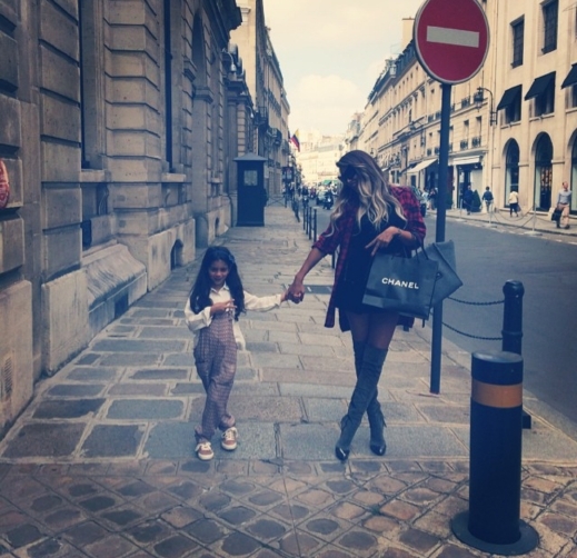 بالصور: مايا دياب تقضي إجازتها في باريس وتتسوق برفقة إبنتها