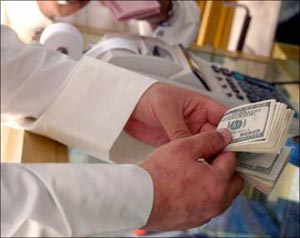 تراجع التسهيلات الائتمانية المقدمة من البنوك للافراد بنسبة 3 بالمئة تراجع التسهيلات الائتمانية المقدمة من البنوك للافراد بنسبة 3 بالمئة