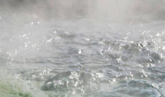 بالفيديو.. ماذا يحدث للماء المغلي عند سكبه بالهواء؟