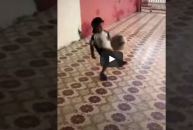 شاهد.. طفل يشعل مواقع التواصل بمهاراته في التحكم بالكرة