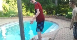 بالفيديو.. شاب يتعرض لموقف محرج