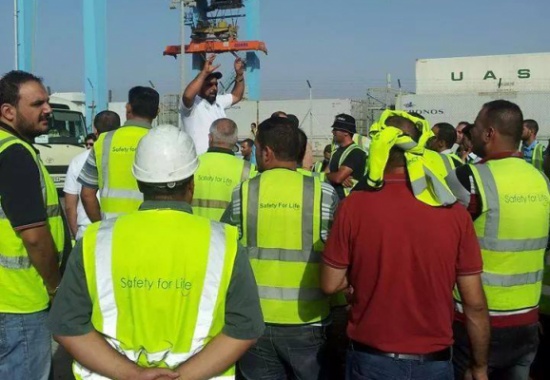 مسيرة لعمال ميناء حاويات العقبة تطالب بالإفراج عن زملائهم مسيرة لعمال ميناء حاويات العقبة تطالب بالإفراج عن زملائهم