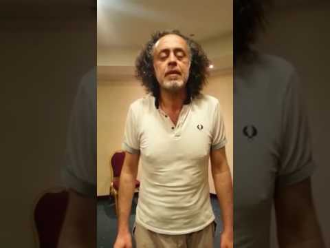 رجل من الأوروغواي يعلن إسلامه ويهوي بقلوب من شاهده بعد بكائه متأثرا بالقرآن “فيديو”