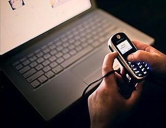 بعد أن سمح لابنه باستخدام الهاتف .. أمريكي يدفع 22 ألف دولار فاتورة لجواله