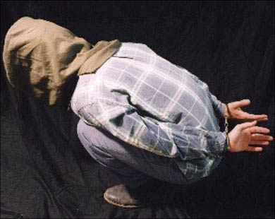 صحيفة بريطانية تتهم المخابرات الامريكية بتعذيب معتقلي حماس داخل سجون "السلطة" !
