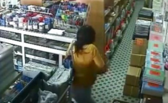 شاهد.. فتاة تسرق سوبر ماركت بطريقة غريبة