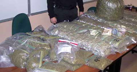 العثور على جثة بجانبها 84 تربة حشيش في منطقة حدودية العثور على جثة بجانبها 84 تربة حشيش في منطقة حدودية
