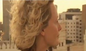 شاهد.. سائحة أميركية تجهش بالبكاء بعد سماعها صوت الأذان