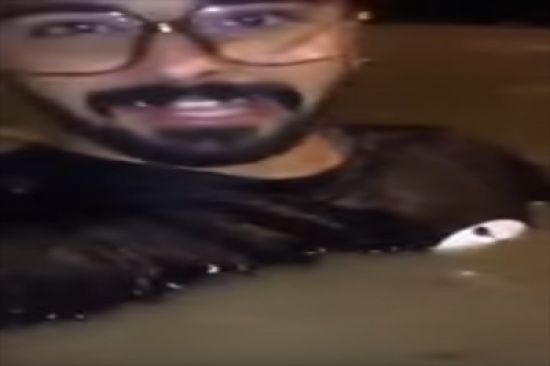 فيديو: كويتي يترك سيارته هربًا من السيل ويسبح لمنطقة مرتفعة