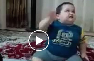 بالفيديو.. رد فعل طفل بدين حملت والدته الطعام من أمامه