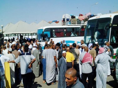 معتمرون عالقون على الحدود السعودية منذ الأربعاء معتمرون عالقون على الحدود السعودية منذ الأربعاء
