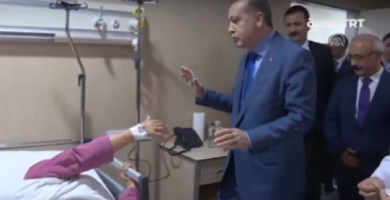 شاهد: ماذا فعل أردوغان لمريضة مُسنة أرادت تقبيل يده